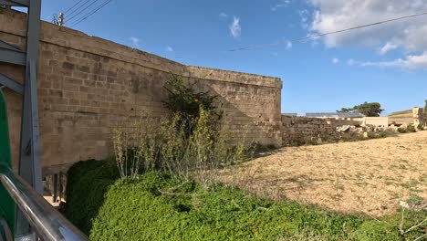 Vista-Desde-La-Cubierta-Superior-De-Un-Autobús-Turístico-Que-Avanza-Por-La-Carretera-En-Gozo,-Malta,-Mostrando-La-Belleza-Escénica-Y-Los-Paisajes-Culturales-De-La-Isla.