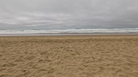 Las-Sombrías-Olas-De-La-Playa-Chocan