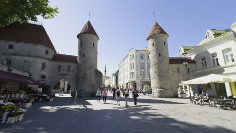 Touristen-Erkunden-An-Einem-Sonnigen-Tag-Das-Berühmte-Viru-Tor-Mit-Blumenläden-Und-Sitzgelegenheiten-Im-Freien