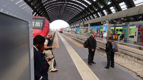 Viajeros-De-Tren-Esperando-En-La-Estación-Central-De-Milán-En-Milán,-Italia