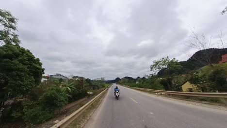 The-lush,-green-roads-that-wind-through-Ninh-Binh-province-offer-an-amazing-opportunity-to-experience-Vietnam's-natural-beauty-with-Bridge