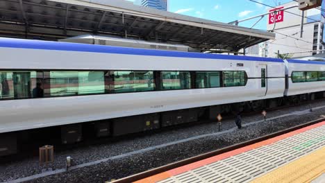 Un-Tren-Expreso-Limitado-De-La-Línea-Jr-East-Chuo-Pasa-Por-La-Estación-De-Shinjuku,-La-Estación-De-Tren-Más-Transitada-Del-Mundo-Por-Volumen-De-Pasajeros