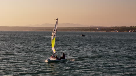 Splish-Splash-Velero-Navegando-Por-El-Mar-Abierto-Del-Sudeste-Asiático