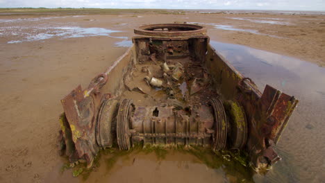 Weite-Aufnahme-Des-Panzers-Am-Strand