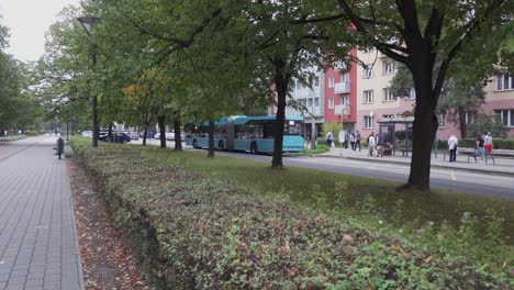 Solaris-Urbino-18M-CNG-articulated-bus-of-DPO-company-in-Ostrava-leaving-Francouzska-bus-stop-at-Hlavni-trida-street,-zooming