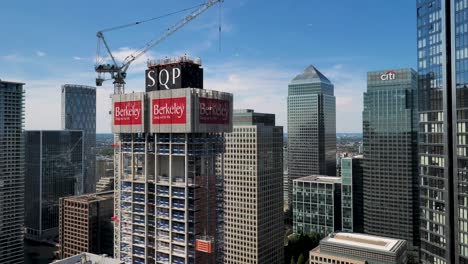 Un-Nuevo-Rascacielos-En-Construcción-En-Canary-Wharf-Con-El-Logotipo-De-Berkeley-Homes-Y-Los-Rascacielos-Circundantes,-Londres,-Reino-Unido,-Julio-De-2023