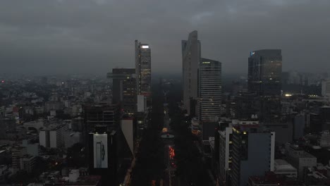 Paseo-Aéreo-De-La-Ciudad-De-México-De-La-Reforma-Por-La-Noche,-Altos-Y-Modernos-Edificios-De-Vidrio