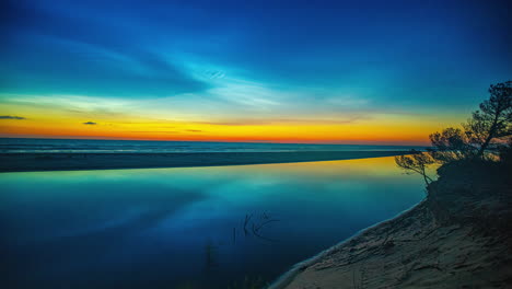 Leuchtende-Nachtwolken-Im-Zeitraffer-über-Dem-Wasser-Der-Ostsee,-Goldene-Stunde