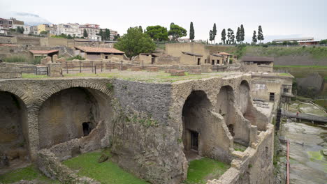 Arquitectura-Antigua-De-Las-Ruinas-Históricas-De-La-Ciudad-Romana-De-Herculano,-Al-Pie-Del-Monte-Vesubio.