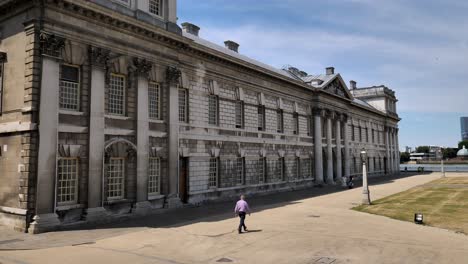 Vista-Exterior-De-La-Corte-Del-Rey-Carlos-En-El-Antiguo-Royal-Naval-College-Con-Visitantes-Y-Arquitectura-Clásica,-Londres,-Reino-Unido,-Julio-De-2023