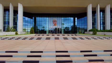 Centro-Internacional-De-Conferencias-Sdkj-Patrocinado-Por-El-Gobierno-Chino-Con-El-Retrato-Del-Ex-Presidente