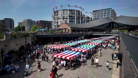 Concurrido-Mercado-De-Los-Sábados-En-El-Patio-De-Lanzamientos-De-Carbón-En-Kings-Cross-Bajo-Un-Cielo-Soleado-Con-Coloridos-Puestos