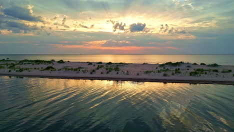 Schöner-Start-In-Den-Tag-Sonnenaufgang-Am-Unberührten-Strand,-Ruhiges-Meerwasser,-Luftaufnahme