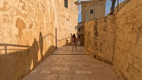 Spaziergang-Entlang-Der-Alten-Mauern-Der-Zitadelle-An-Der-Historischen-Stätte-In-Gozo,-Malta,-Mit-Blick-Auf-Das-Reiche-Kulturelle-Erbe-Und-Die-Atemberaubende-Aussicht