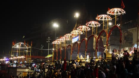 Riesige-Menschenmenge-Besucht-Die-Heilige-Stätte-Varanasi,-Abends-Anbetung-Des-Aarti-Am-Fluss-Ganga,-Abends-Video-Aufgenommen-Am-Dashashwamedh-Ghat,-Varanasi,-Uttarpradesh,-Indien,-08.-März-2024