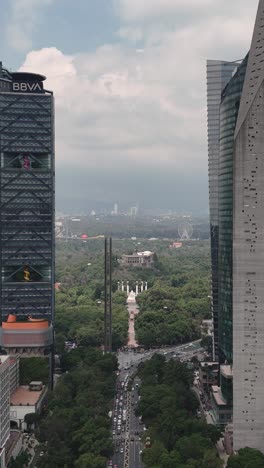 Elevándose-Para-Capturar-Vistas-Verticales-Del-Paseo-De-La-Reforma,-Con-El-Parque-Chapultepec-Al-Fondo