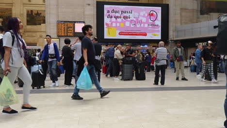 Pasajeros-Dentro-De-La-Estación-De-Tren-Milano-Centrale-En-Milán,-Italia