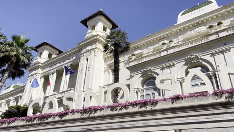 Entrada-Principal-Del-Casino-Vista-Frontal-Soleado-Cielo-Despejado