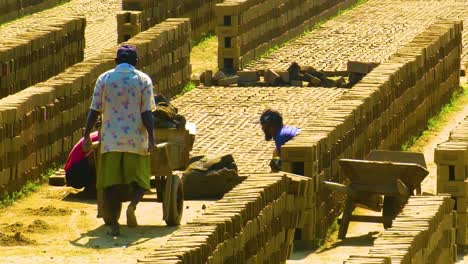 Los-Trabajadores-Moldean-Y-Colocan-Ladrillos-Para-Secarlos-Al-Sol-En-Un-Campo-De-Ladrillos-Del-Sur-De-Asia.