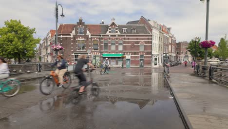 Puente-De-Fumigación-Para-La-Prevención-De-La-Expansión-En-Verano-Con-Gente-En-Bicicleta-En-Leiden,-Países-Bajos