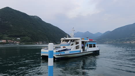 Ferry-Llegando-A-La-Terminal-Del-Lago-Iseo-En-La-Isla-De-Monte-Isola,-Lombardía,-Italia