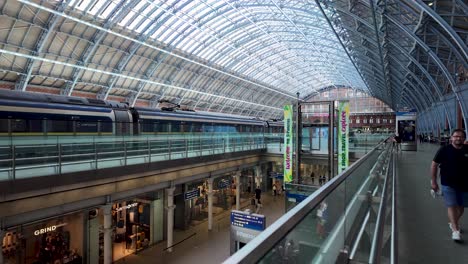 Belebte-Obere-Ebene-Des-Bahnhofs-St.-Pancras-In-London-Mit-Menschen-Und-Einem-Eurostar-Zug-An-Einem-Sommertag