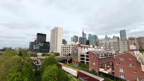 Tren-De-Carga-Sobre-Las-Vías-Siguiendo-El-Río-Schuylkill-En-Filadelfia,-Pensilvania