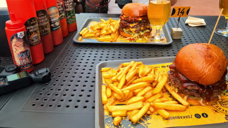 Portionen-Leckerer-Burger-Mit-Pommes-Frites-Und-Getränken-Auf-Mittagstellern-Im-Restaurant-In-Riga,-Lettland