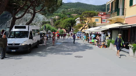 Menschen-Gehen-Auf-Den-Gemütlichen-Einkaufsstraßen-In-Monterosso-Al-Mare,-Ligurien,-Italien,-Europa