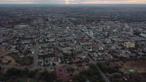 Drohnenvideo-Des-Zentralen-Geschäftsviertels-In-Bulawayo,-Simbabwe