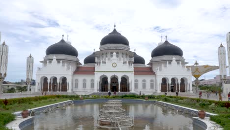 Los-Visitantes-Disfrutan-Del-Famoso-Monumento-Religioso-Exterior,-Atracción-Indonesia