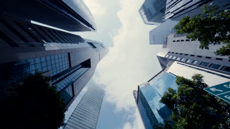 Abstrakte-Zeitlupe-Beim-Blick-Nach-Oben-Bei-Einer-Fahrt-Durch-Das-Geschäftsviertel-In-Singapur