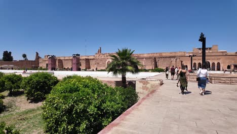 Punto-De-Vista-A-Pie,-Turista-En-El-Palacio-Badi-Riad-De-Marrakech,-Marruecos