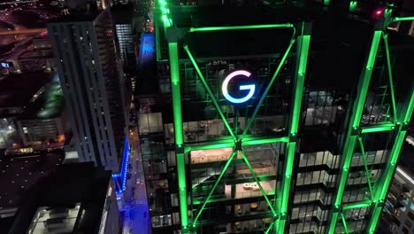 Google-Firmengebäude-Mit-Grüner-Beleuchtung-In-Der-Nacht-In-Atlanta,-Georgia