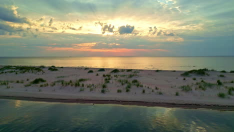 Sonnenuntergang-über-Einem-Ruhigen-Strand-Mit-Dünen-Und-Ruhigen-Wellen