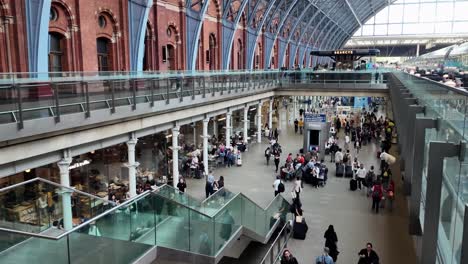 Concurrida-Estación-De-St-Pancras-En-Londres-Con-Gente-Caminando,-Sentada-Y-Comprando-Durante-El-Día.