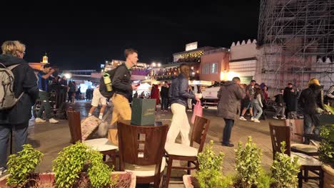 Straßen-Akrobatik-Performance-Auf-Dem-Platz-Djemaa-El-Fna,-Marrakesch,-Marokko