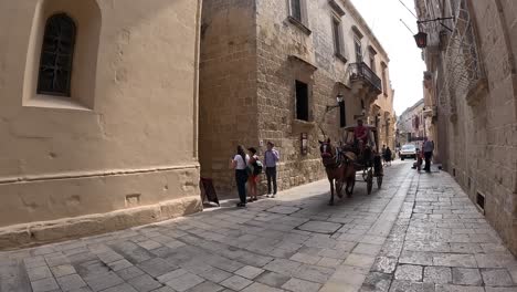 Eine-Pferdekutsche-Fährt-Durch-Die-Engen-Gassen-Von-Mdina,-Malta,-Und-Präsentiert-Den-Historischen-Charme-Und-Die-Zeitlose-Schönheit-Dieser-Alten-Stadt