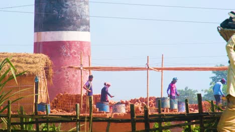 Jóvenes-Asiáticos-Trabajando-Duro-En-Los-Campos-De-Ladrillos-De-Bangladesh.