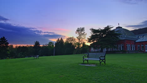 Dramatischer-Zeitraffer-Mit-Wolken-Und-Der-Sonne,-Die-Von-Hinten-Hervorlugt,-An-Einem-Klaren-Sommertag-Im-Avery-Hill-Park,-London,-Großbritannien