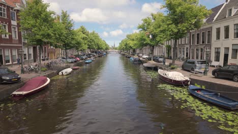 Barcos-Atracados-Sobre-El-Canal-Herengracht-En-Leiden,-Holanda-Del-Sur,-Países-Bajos