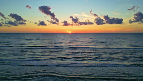 Amanecer-Por-La-Mañana-En-La-Orilla-Del-Mar,-Hermoso-Comienzo-Tranquilo-Y-Esperanzador-Del-Día.