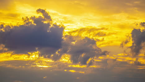 Timelapse-único-De-Nubes-En-El-Cielo-Mientras-Se-Pone-El-Sol-Con-Colores-Amarillo-Y-Naranja,-Espacio-Para-Copiar