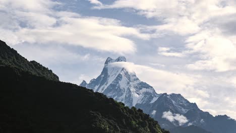 Timelapse-Del-Paisaje-De-Las-Montañas-Del-Himalaya,-Enormes-Picos-De-Las-Montañas-Del-Himalaya,-Altos-Y-Altos,-Lapso-De-Tiempo-En-Un-Hermoso-Paisaje-Nevado-De-Invierno-Con-Nubes-En-Movimiento