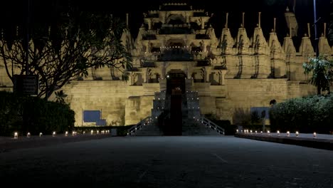 Das-Video-Mit-Der-Beleuchteten,-Einzigartigen-Antiken-Tempelarchitektur-Bei-Nacht-Aus-Einem-Anderen-Blickwinkel-Wurde-Am-23.-November-2023-Im-Ranakpur-Jain-Tempel-In-Rajasthan,-Indien,-Aufgenommen