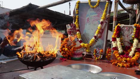 El-Video-Del-Dios-Hindú-De-La-Bicicleta-Sagrada-Om-Banna-Adorando-En-El-Templo-Desde-Un-ángulo-Plano-Se-Tomó-En-Shri-Om-Banna-Y-Bala-Baba-Jodhpur-Rajasthan-India-El-23-De-Noviembre-De-2023