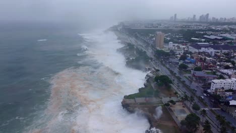 Fuertes-Olas-Del-Mar-Caribe-Inundando-La-Costa-De-La-Ciudad