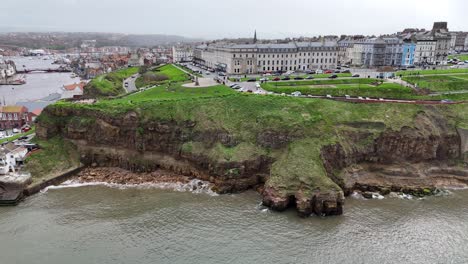 Klippen-Bei-Whitby-Küstenstadt-Yorkshire-Drohne,-Luftaufnahme