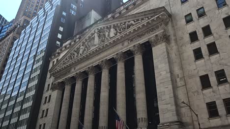 Panning,-Low-angle-shot-of-The-New-York-Stock-Exchange-Pediment-with-the-six-columns-below