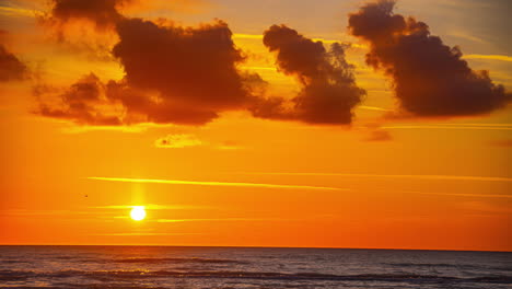 Timelapse-of-a-sunset-on-the-horizon-over-the-ocean-with-beautiful-colors,-with-copy-space